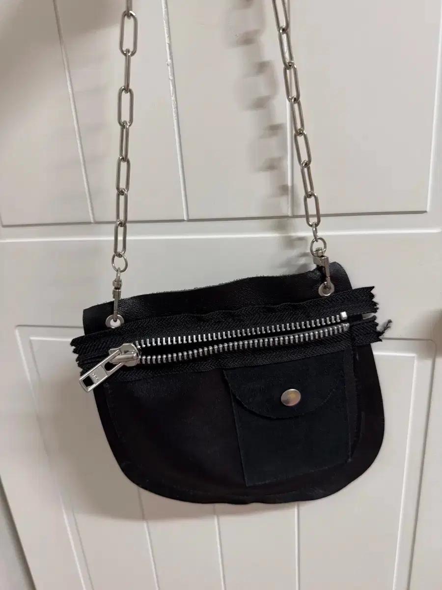 더뮤지엄비지터 체인 파우치백