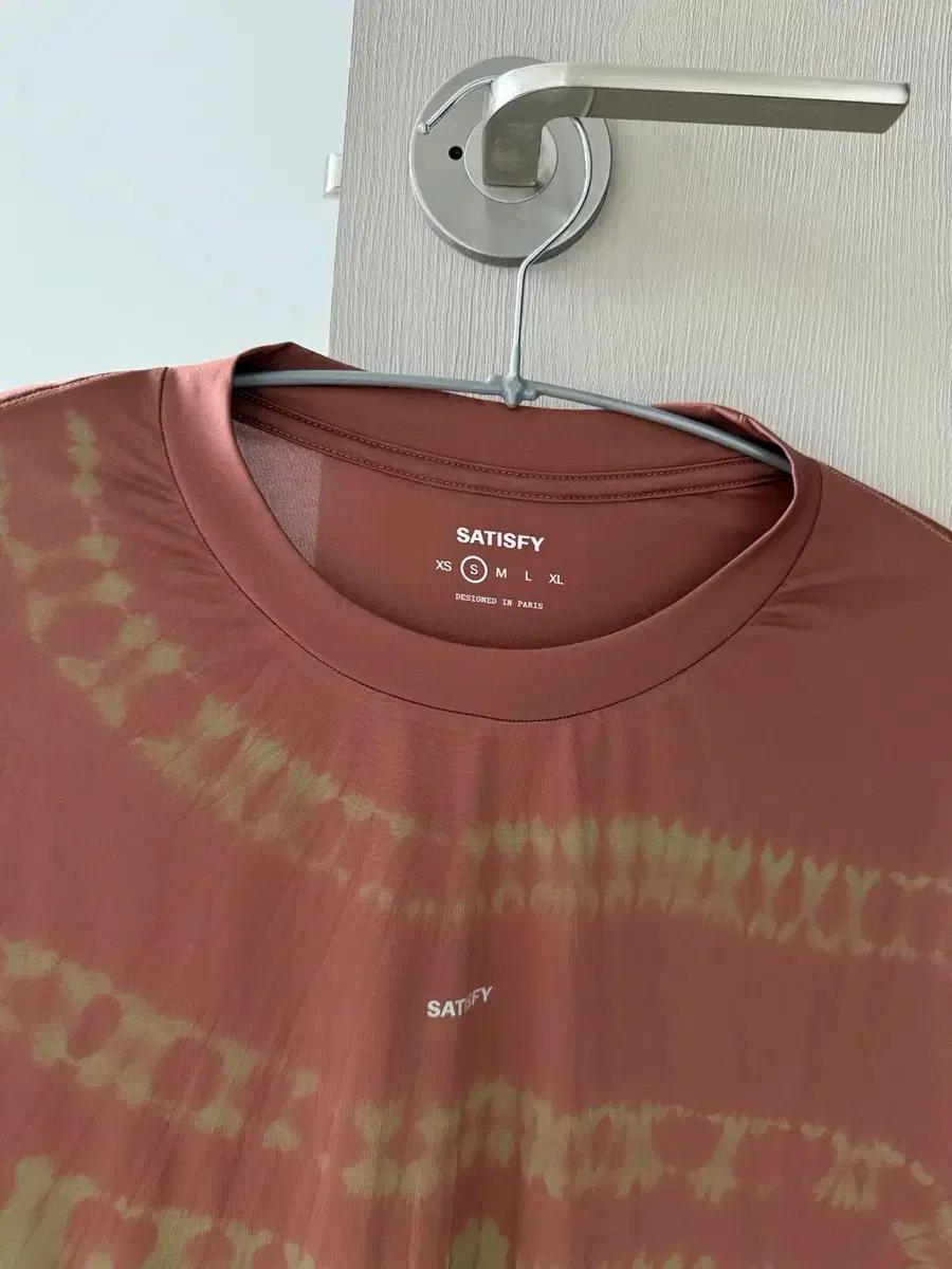 SATISFY 아우라라이트 티셔츠 타이다이 미네랄 카모 - S