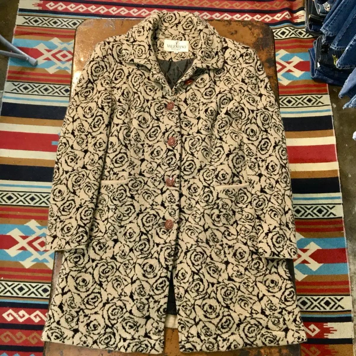 발렌티노 베이지 톤 로즈패턴 울 하프 코트 여성 55 66 사이즈