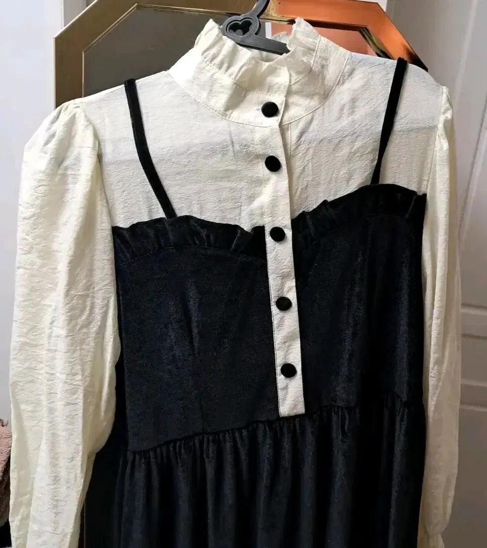 블랙 앤 화이트 원피스 빈티지 벨벳 써스데이 스타일 겨울