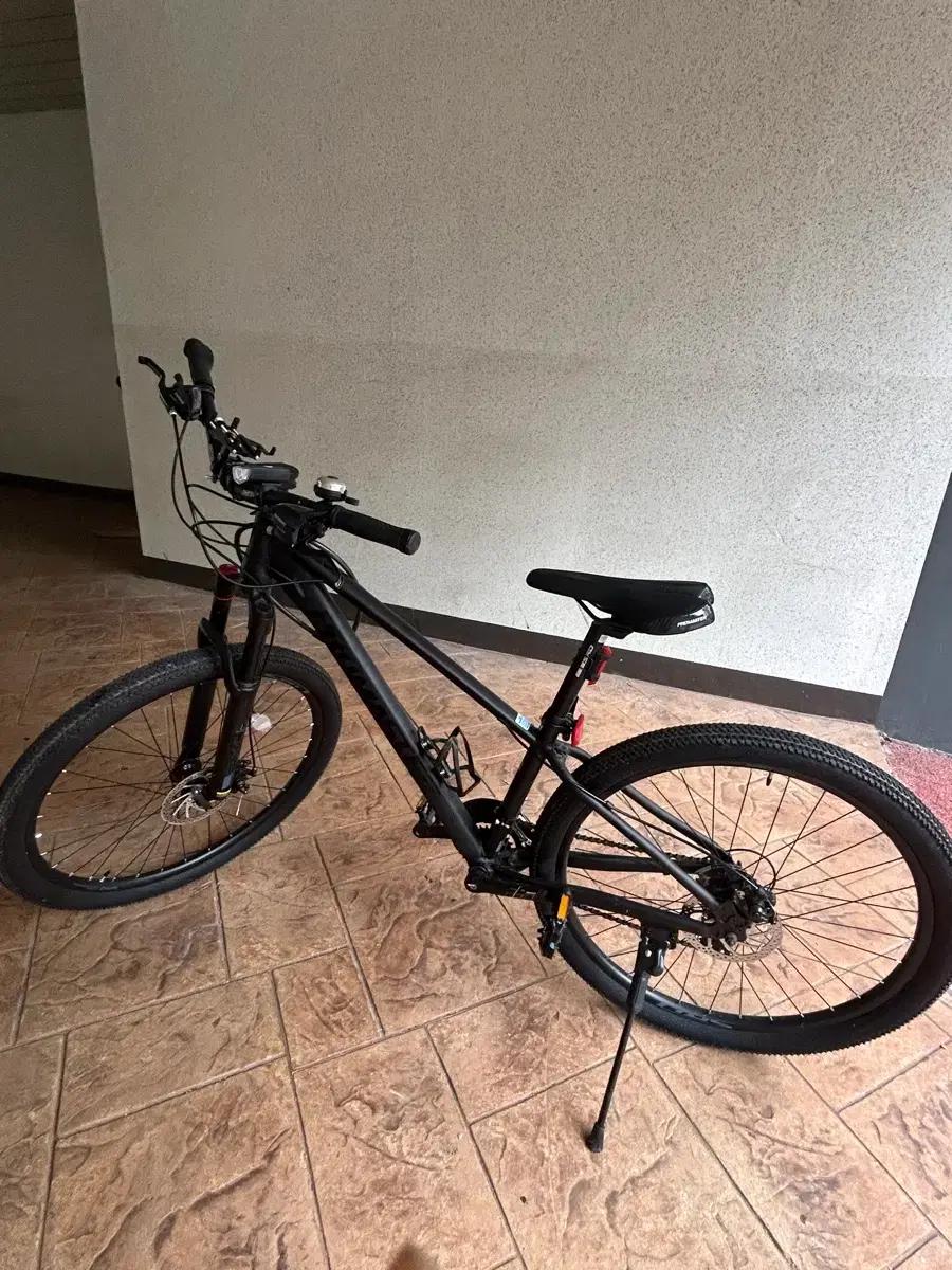 검정색 산악 자전거 MTB