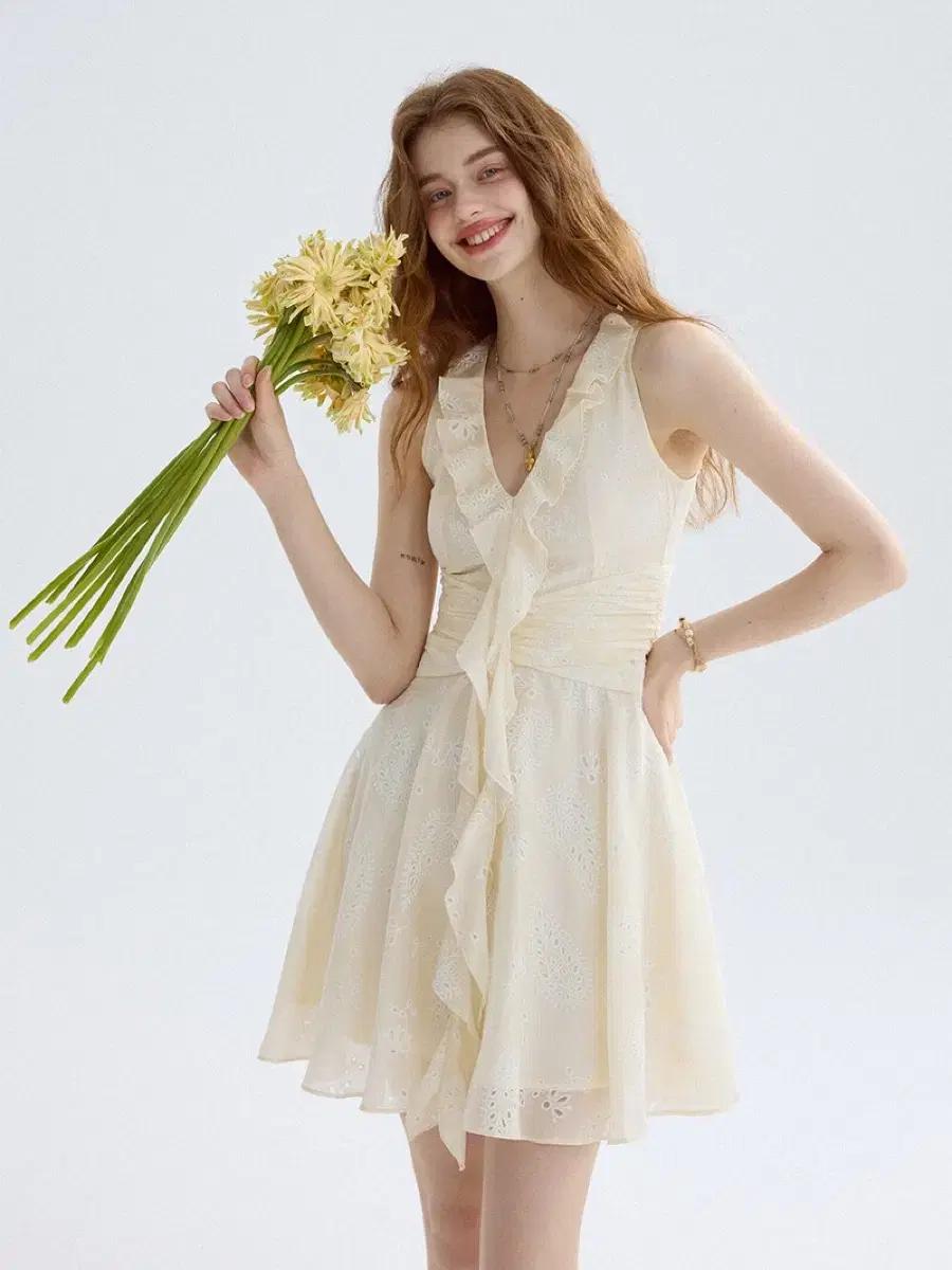 신스덴 모먼트 러플 미니원피스 아이보리 펀칭 미니 원피스 휴양지여름원피스