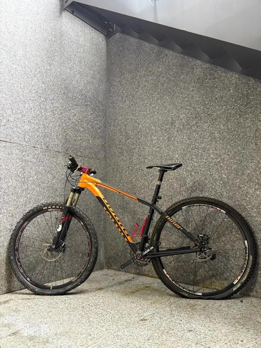 카본 MTB 29인치 (Niner) 판매 상태 최상 애플 교신 가능