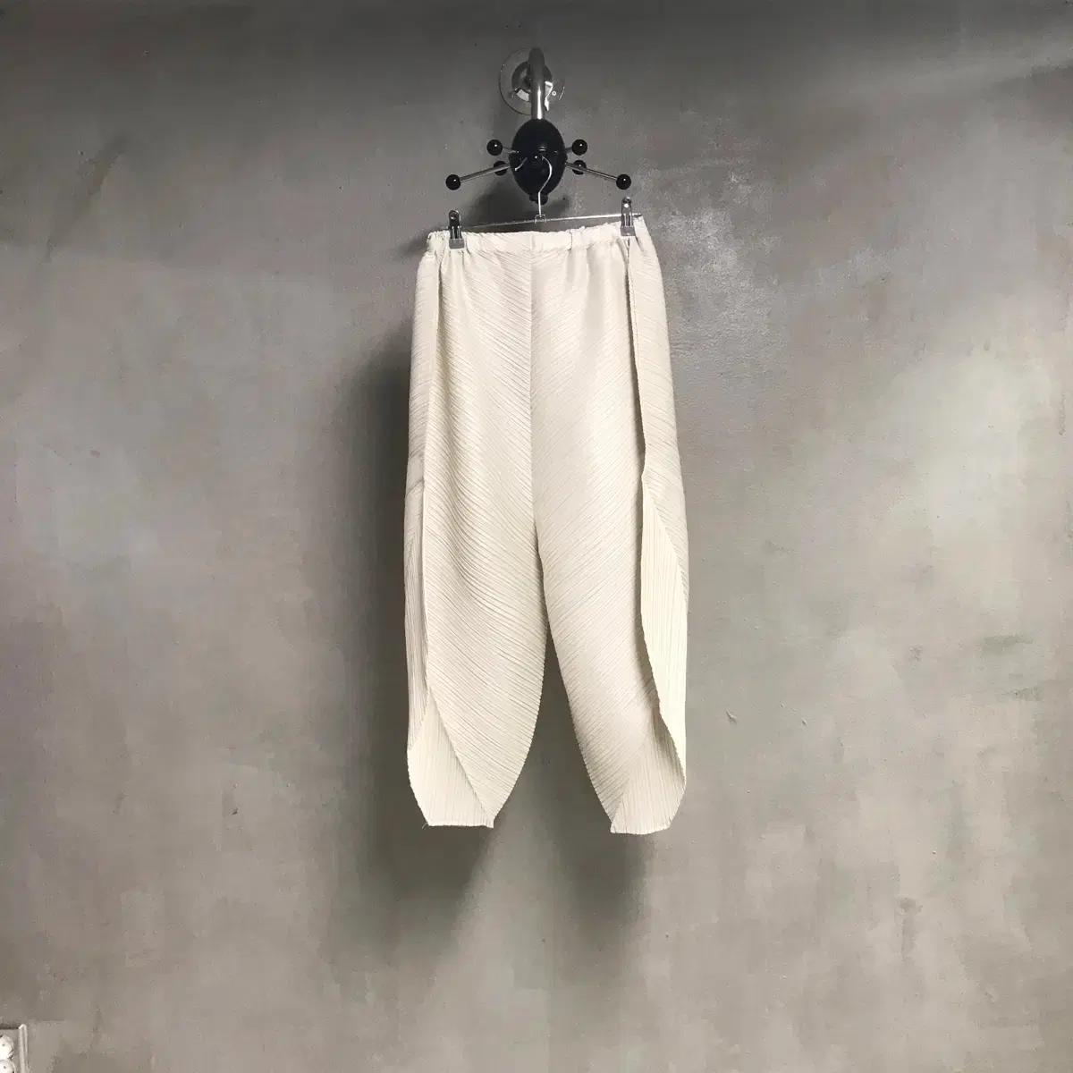 이세이 미야케 플리츠 플리즈 팬츠 아이보리 5(W)