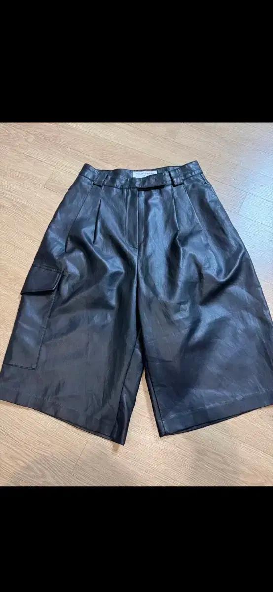 Ready 2wear 레디투웨어 레더 버뮤다팬츠