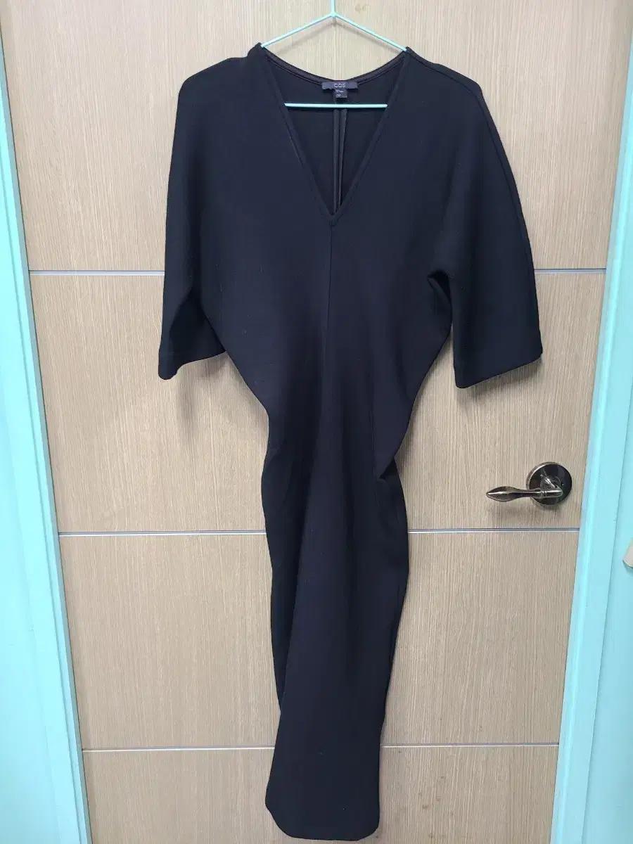 COS 블랙 V넥 롱 원피스s