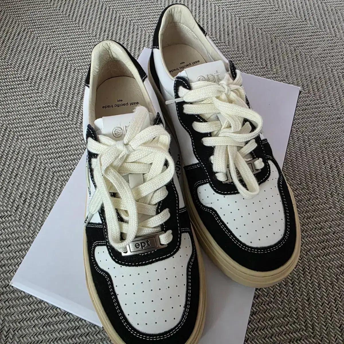 ept COURT Black/White 240