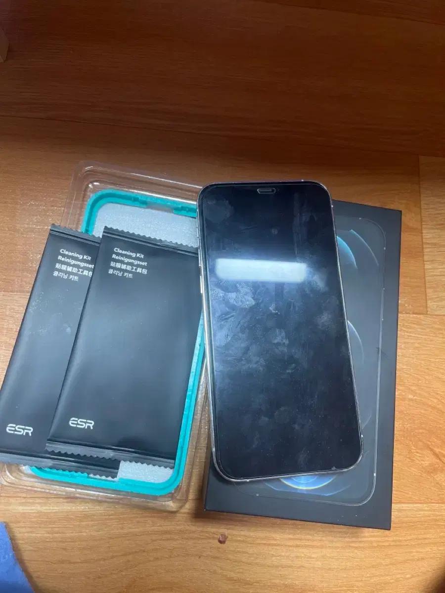 아이폰12프로 256기가 + esr액정보호 필름 판매합니다.