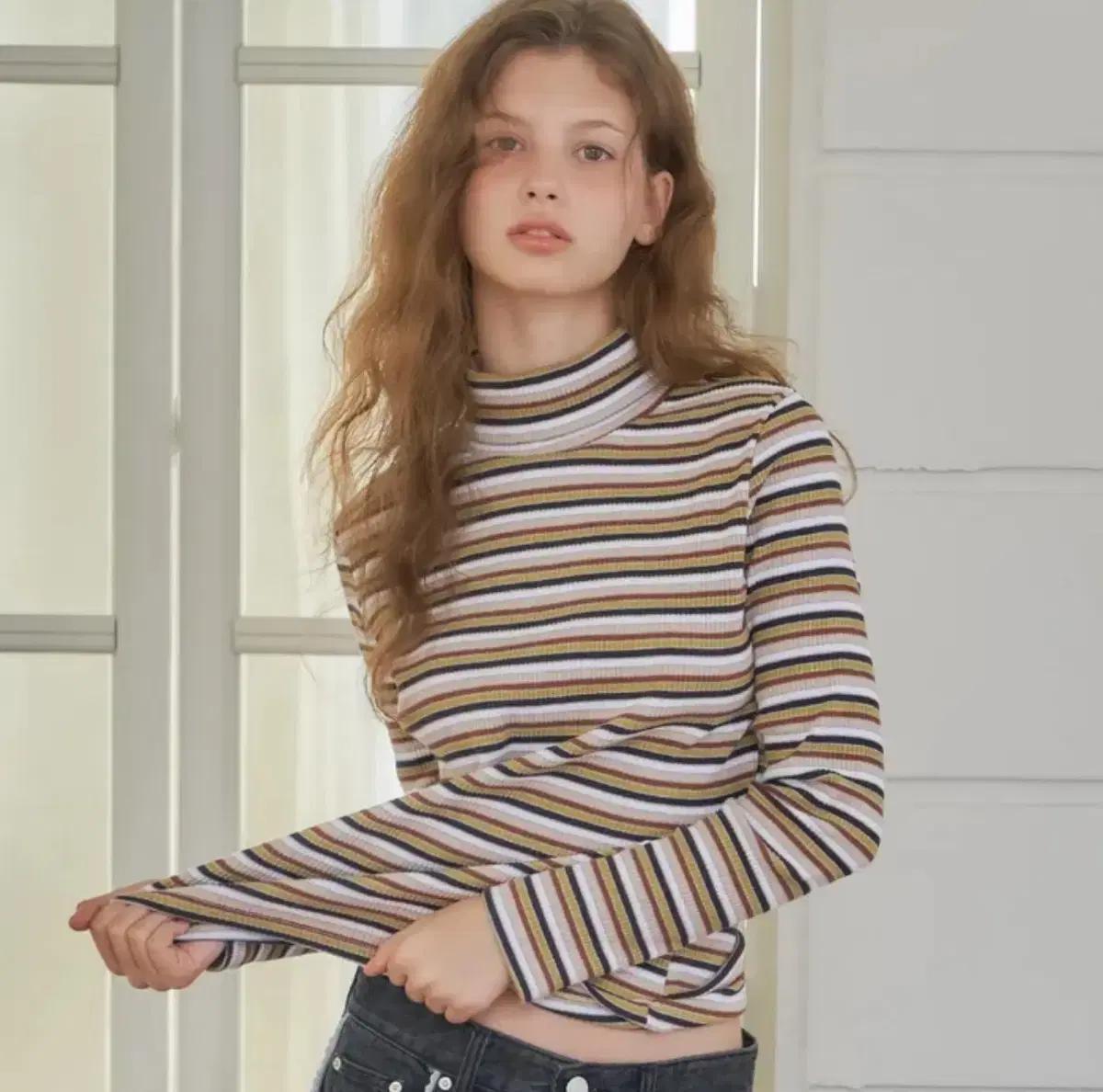 론론MULTI STRIPE TURTLENECK LONG SLEEVE브라운