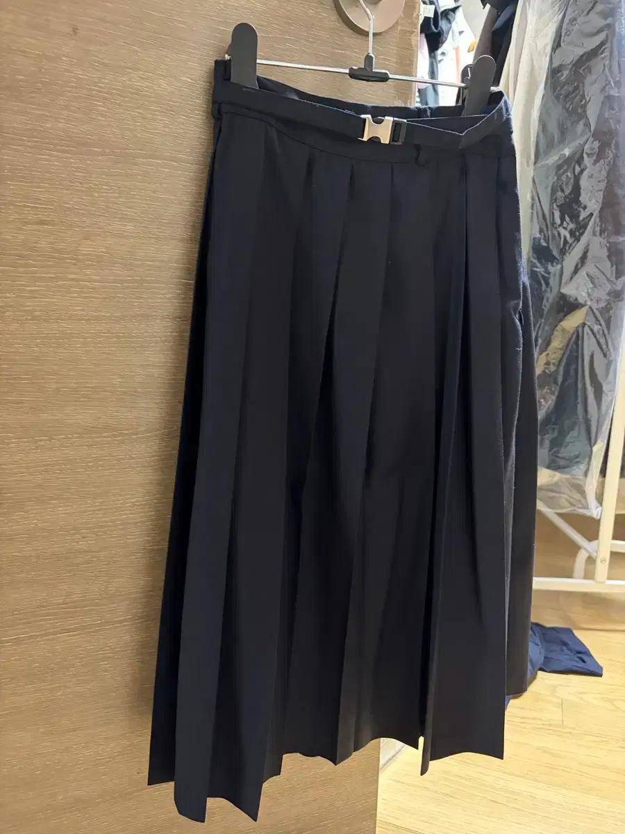 sunmul 브랜드의 네이비 플리츠 스커트 (벨트 포함) 판매합니다