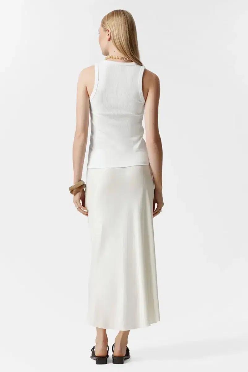 앤아더스토리즈 새틴 미디 스커트