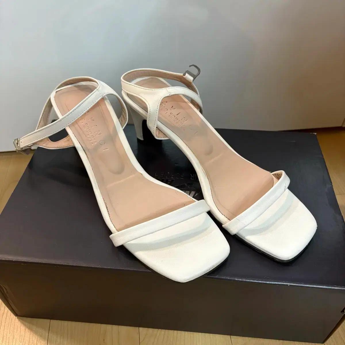 아빈치 화이트 샌들힐 여성구두 스나계 걸리 에이블리