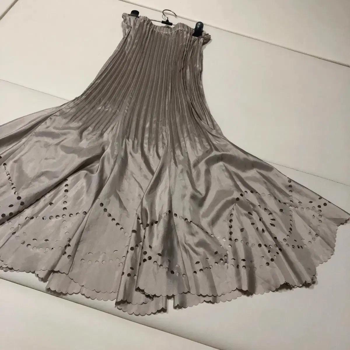 스피치오 펀칭 플리츠 주름 롱 플레어 스커트 치마 하객룩 결혼식 출근룩