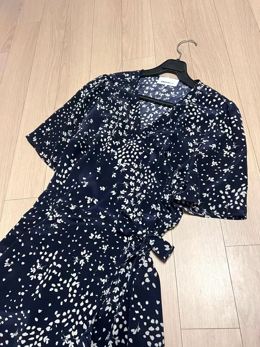 21 한섬 DKNY 소이현 실크100% 랩 롱원피스 플라워패턴 쉬폰 반팔