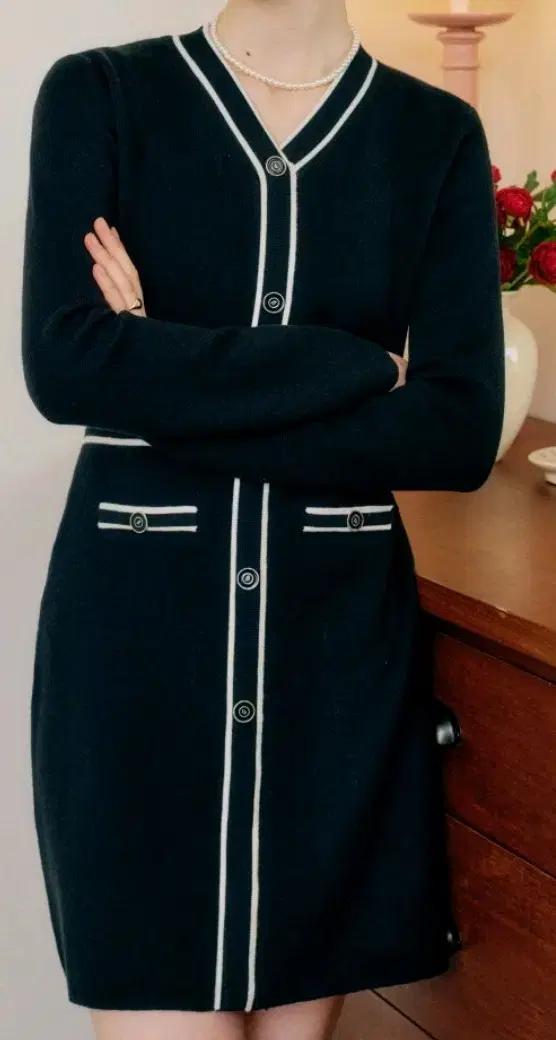 룩캐스트 블랙 유리 브이 넥 니트 드레스, M