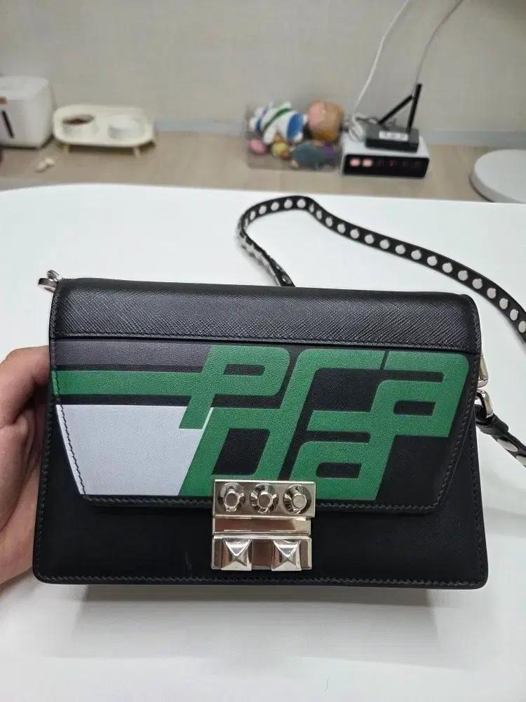 프라다 일렉트라 포쉐트백