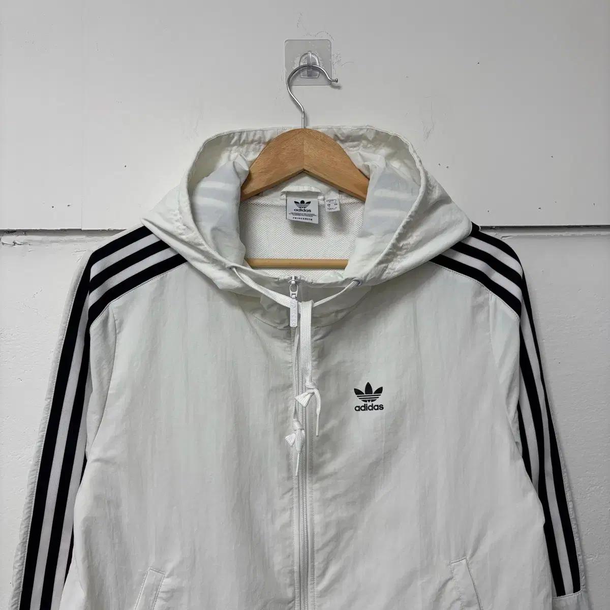 아디다스 화이트 삼선 후디 바람막이