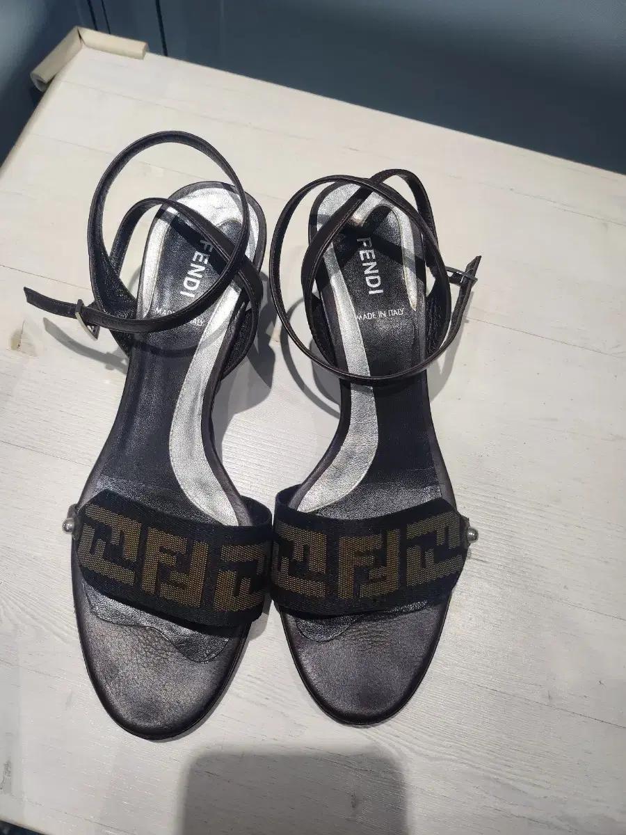 펜디 FF 로고 스트랩 샌들힐