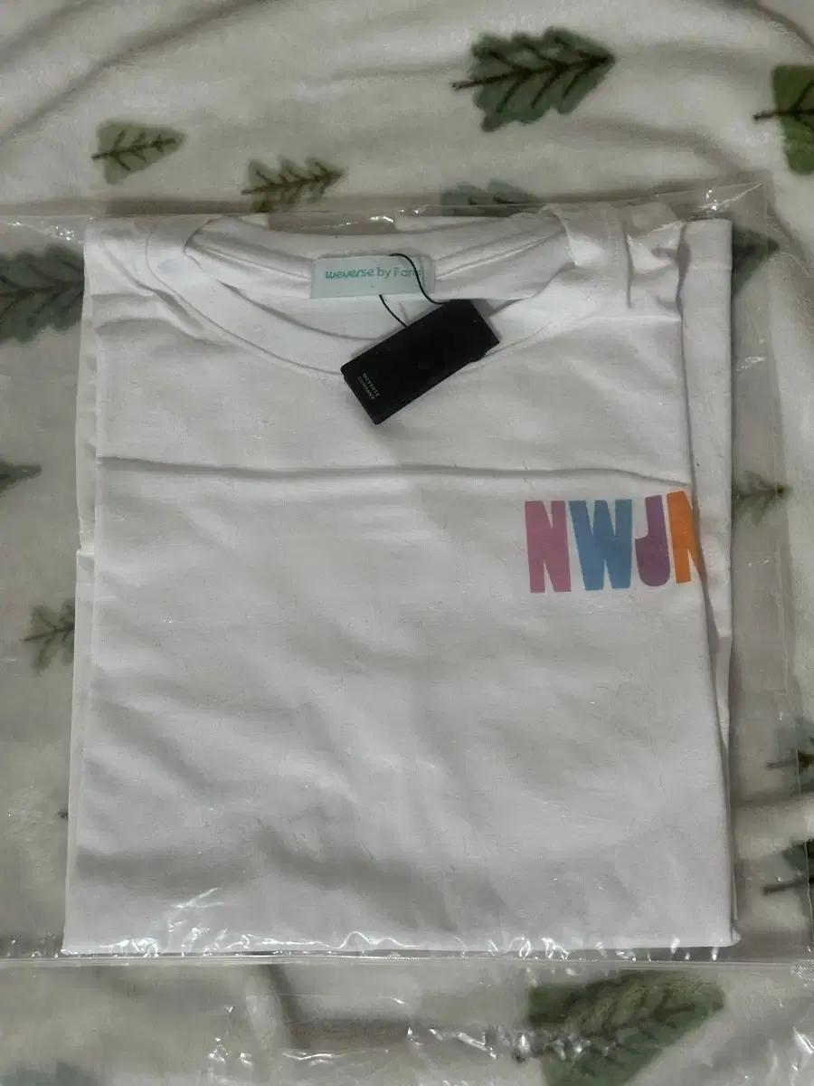 뉴진스 2023 위버스콘 이니셜 티셔츠 L