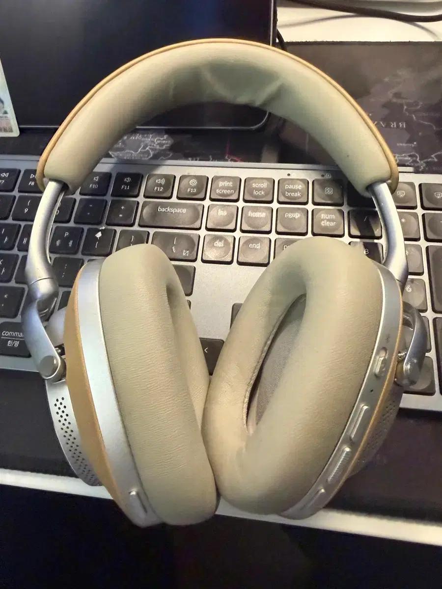 Bowers & Wilkins PX8 헤드폰