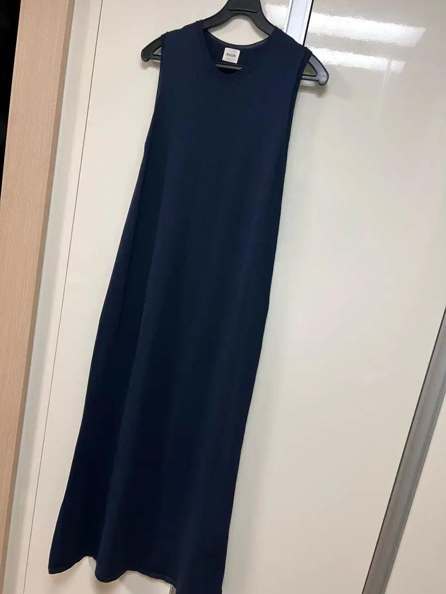 라온 RAON 슬리브리스 니트 롱원피스 나시민소매썸머여름쿨 네이비 뮤제라