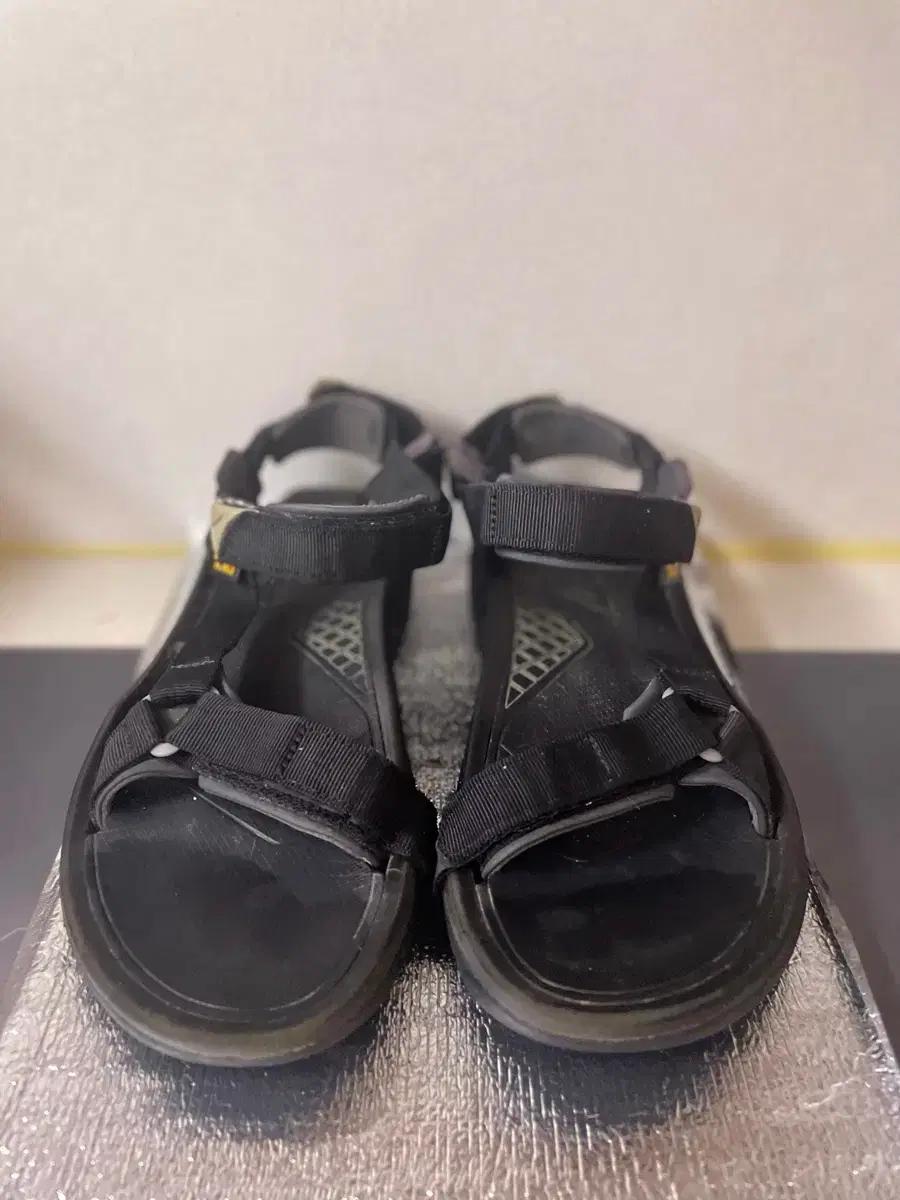 테바 블랙 스트랩 샌들