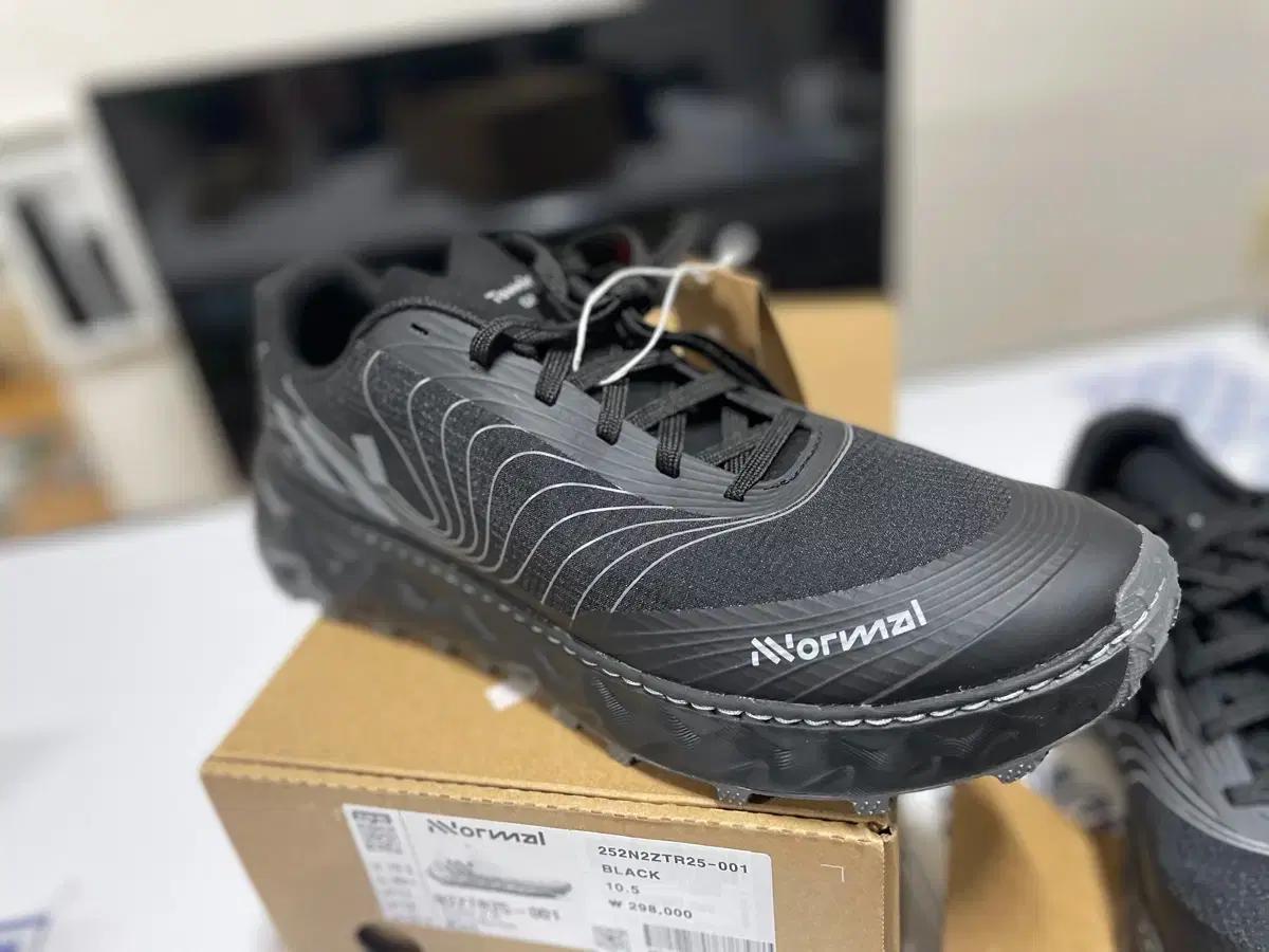노말 토미르 2.0 트레일 러닝화 블랙 색상