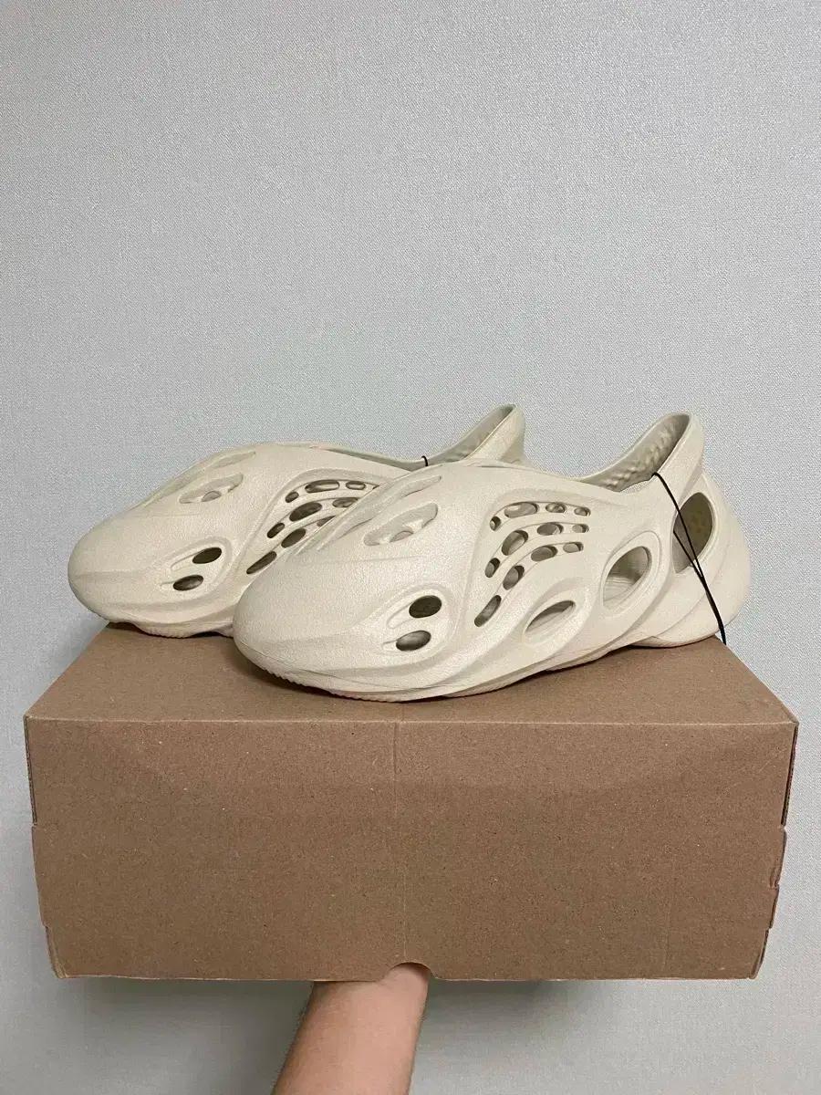 아디다스 이지 폼러너 샌드 285