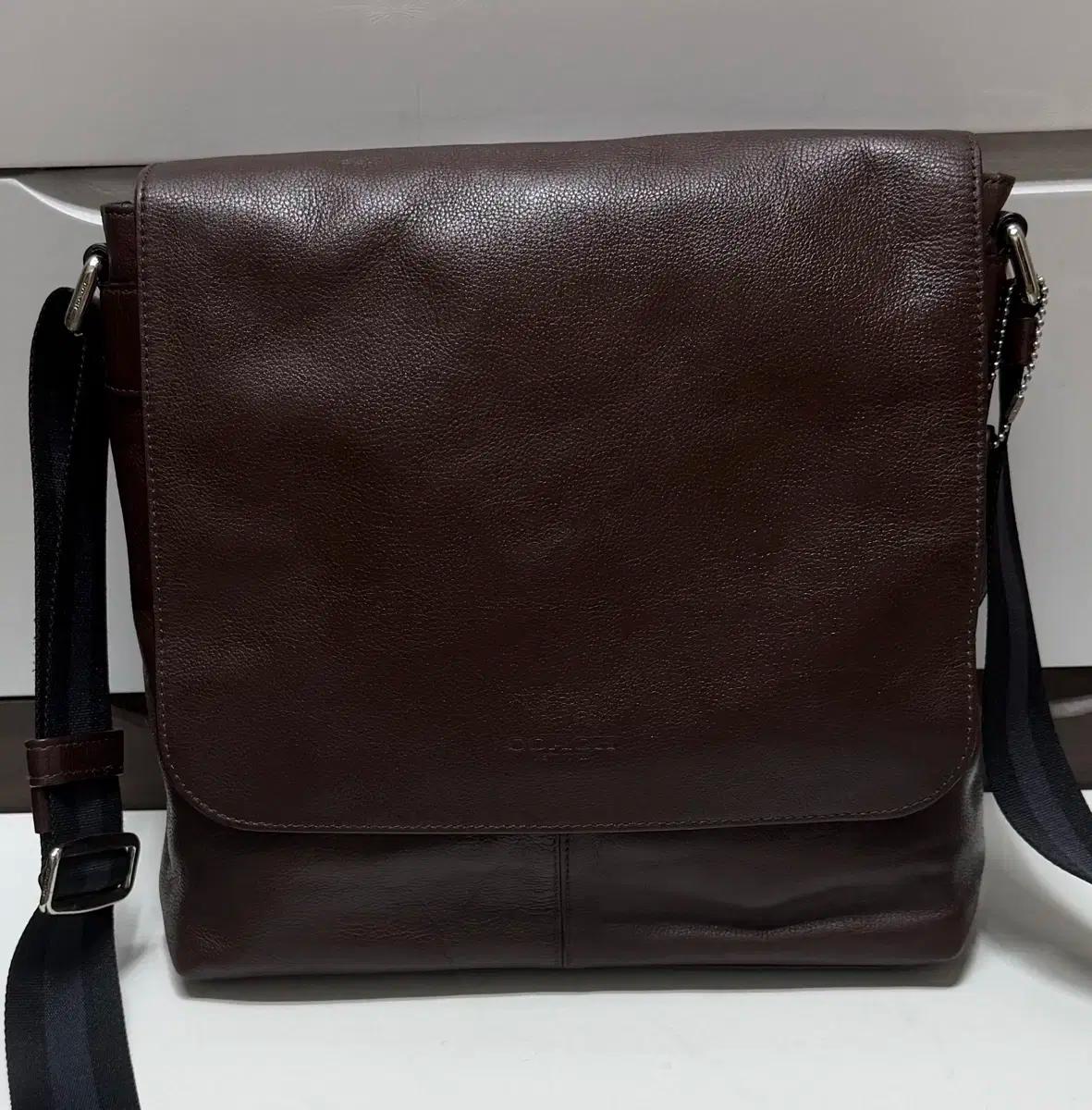 코치 가죽 메신저백입니다