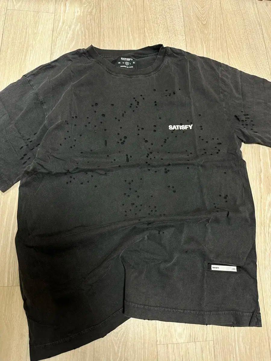 SATISFY 모스테크 티셔츠