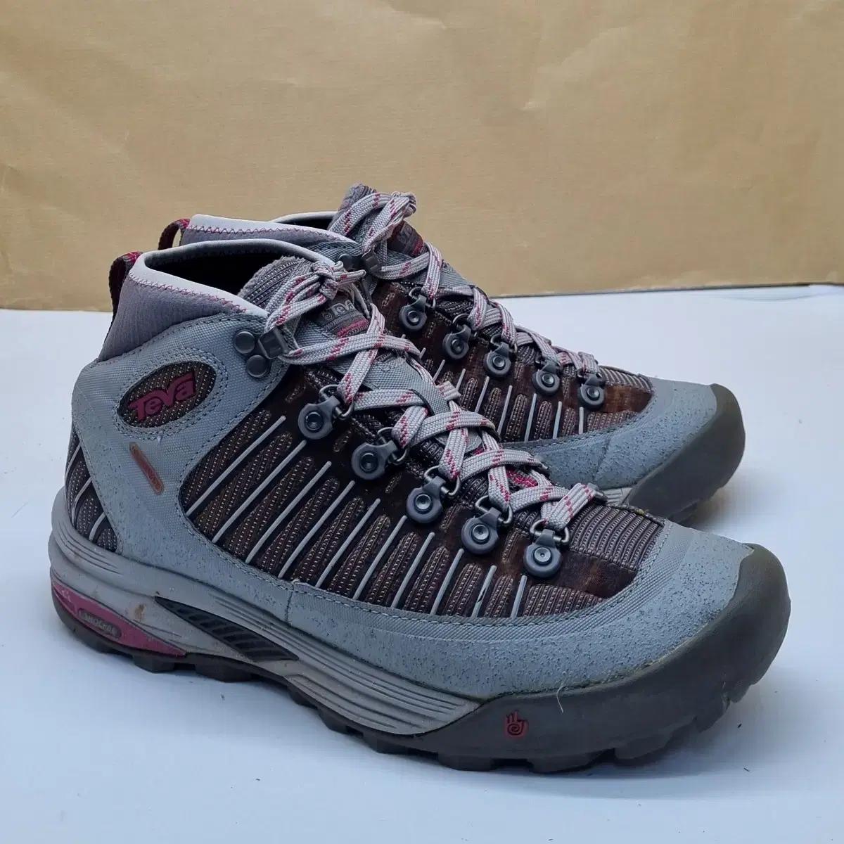 테바 경량 여성트레킹화. 등산화240