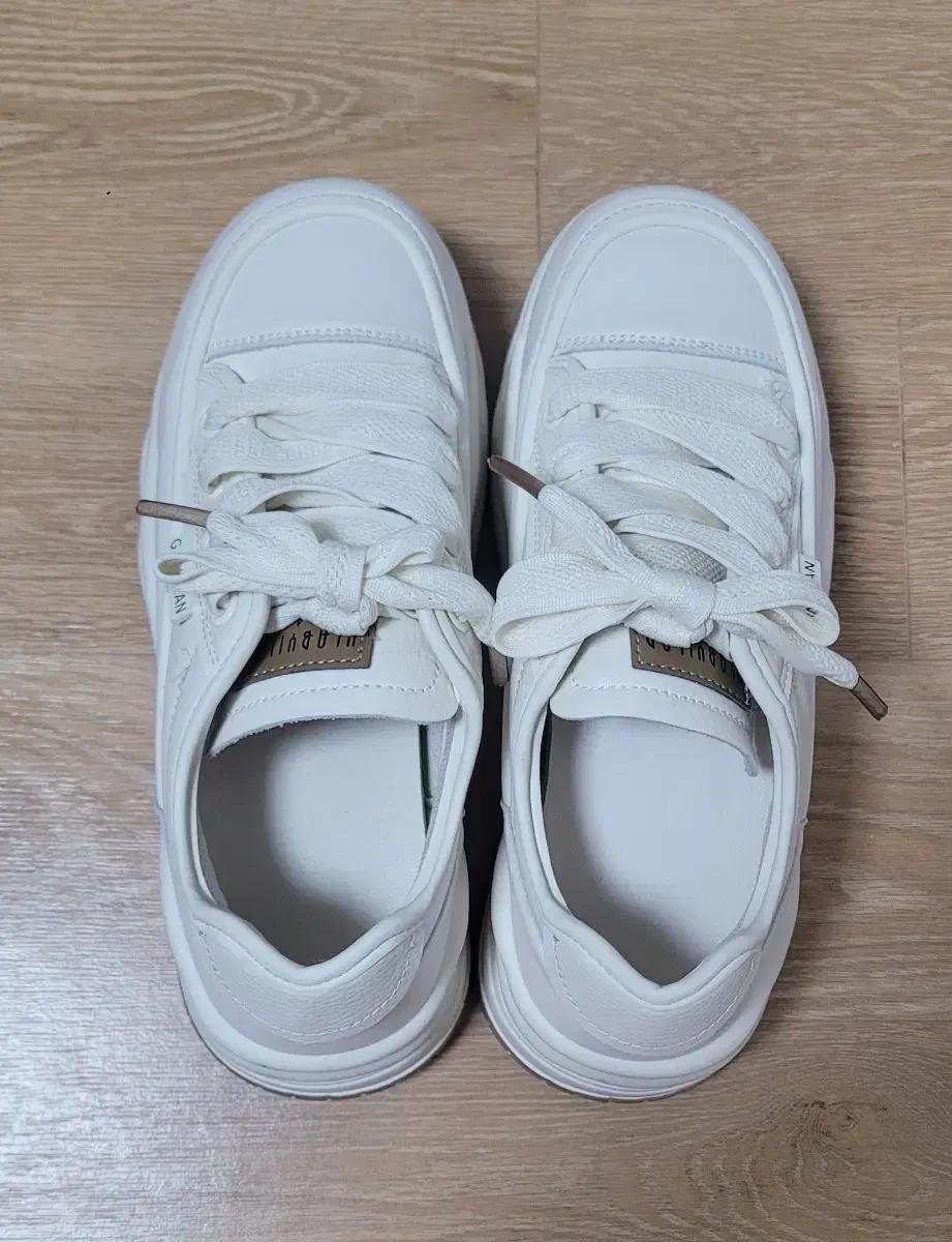 여성 화이트 스니커즈 운동화 240사이즈
