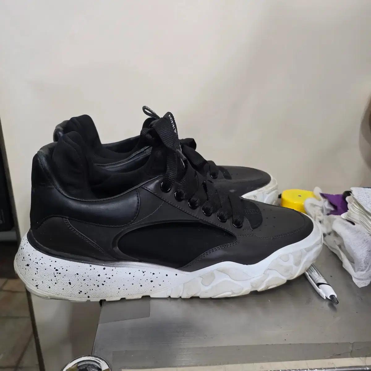 알렉산더맥퀸 42사이즈 운동화