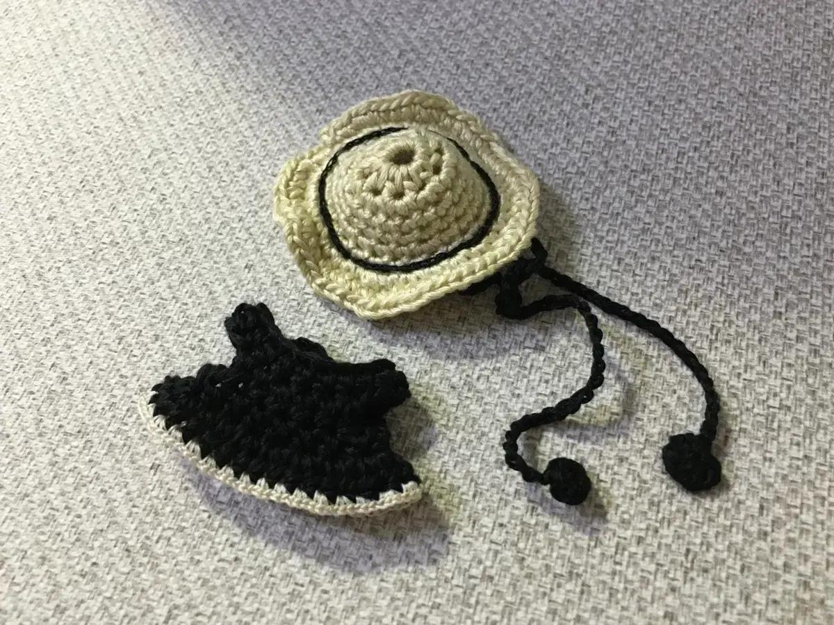 [실바니안 뜨개옷] 검정 프릴 원피스 모자 세트