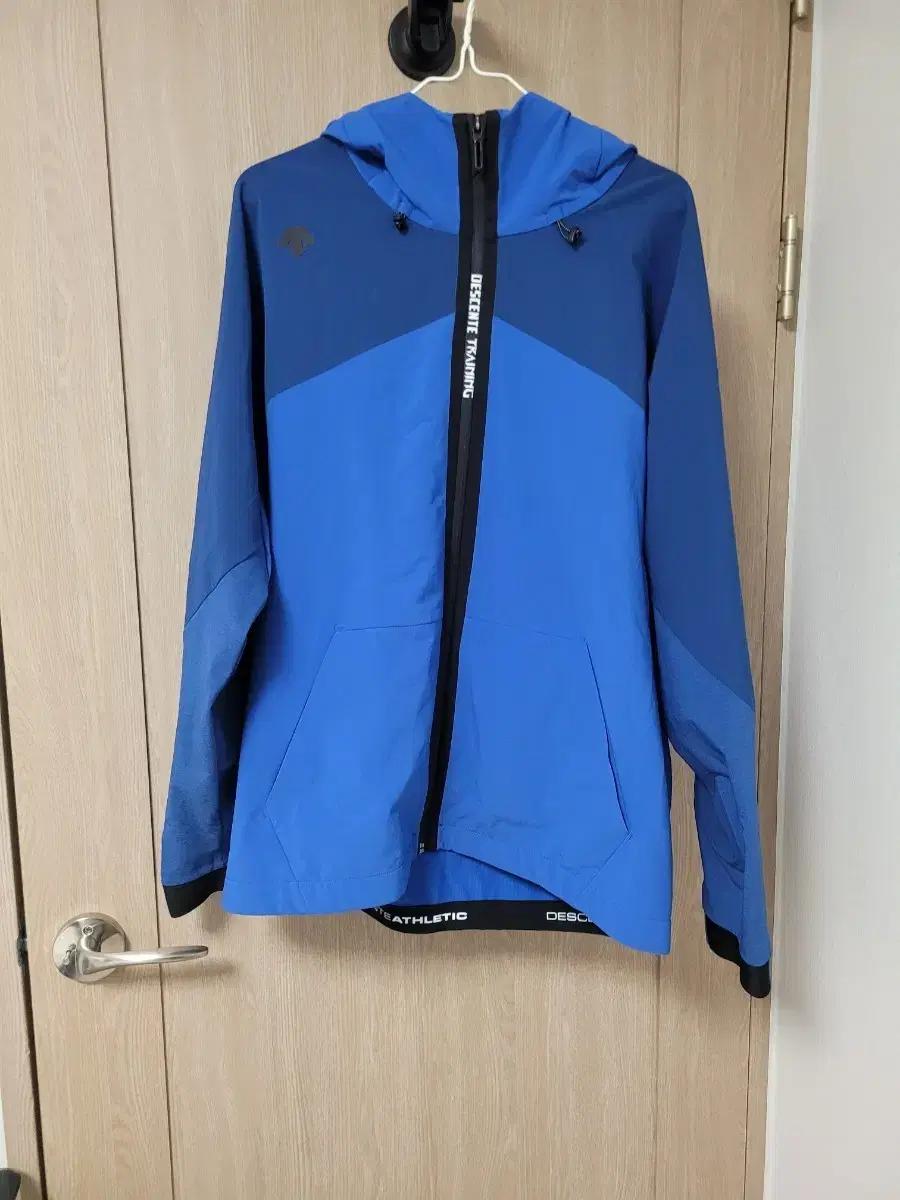 남성)데상트 인텐스트레이닝 스키마테크 패브릭 웜업 자켓 (S8121TWT