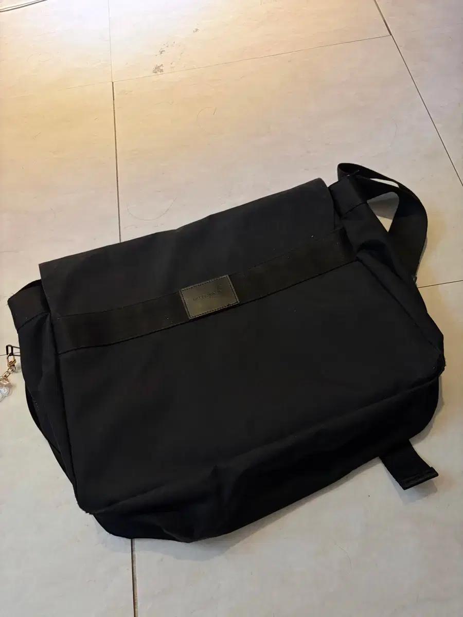 매종미네드 가방 TWO BUCKLE MESSENGER BAG
