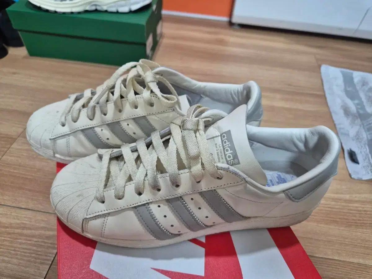 정품. 아디다스 운동화 팝니다