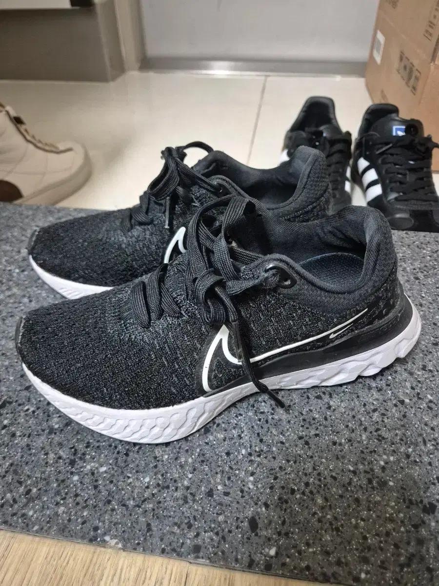 나이키 리액트 런 플라이니트 런닝화 230