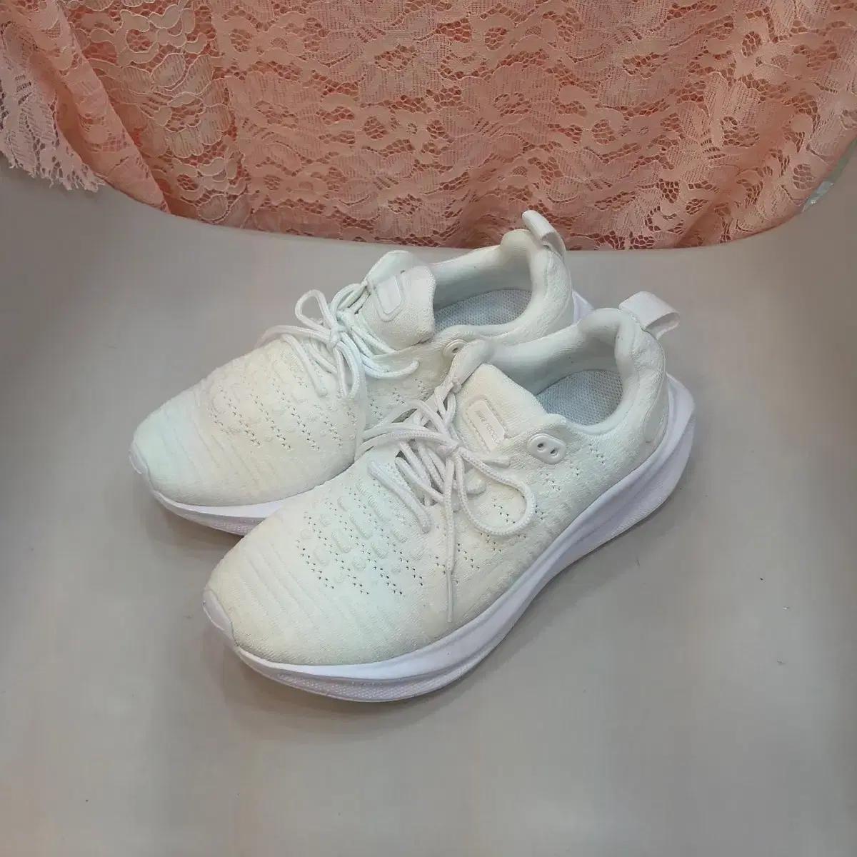 나이키  인피니티런  4          240mm