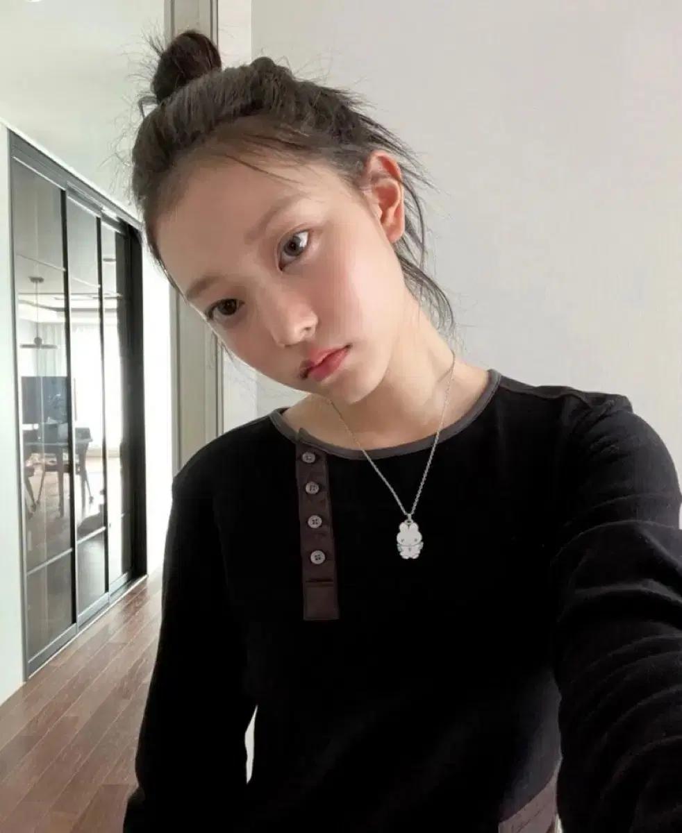 뉴진스 해린 착용) 스마트어반유즈풀 코이세이오 롱슬리브 블랙