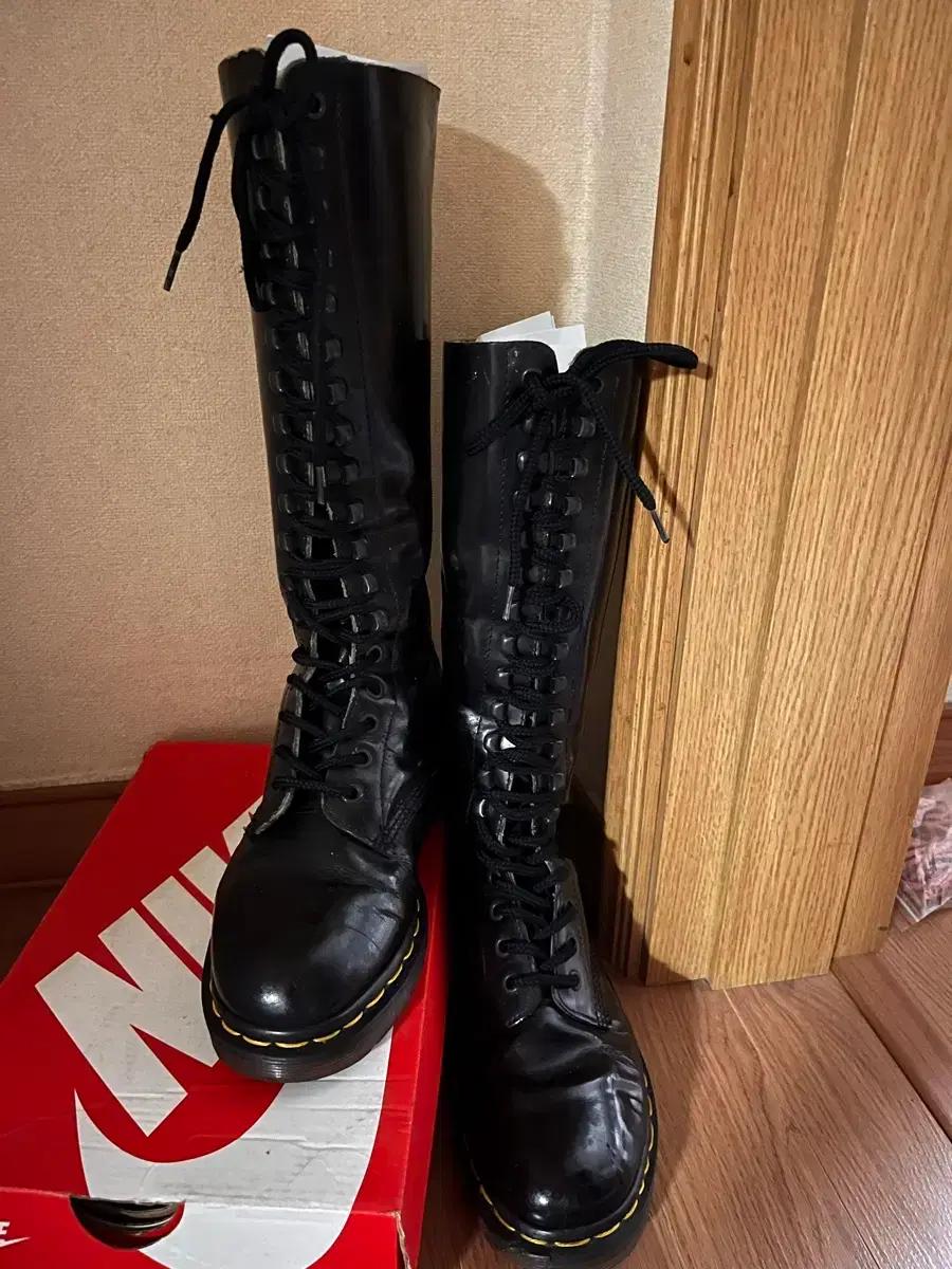 레어템 닥터마틴 16홀 UK4