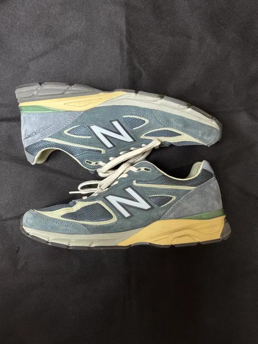 뉴발란스 x 오라리 990v4 트루퍼