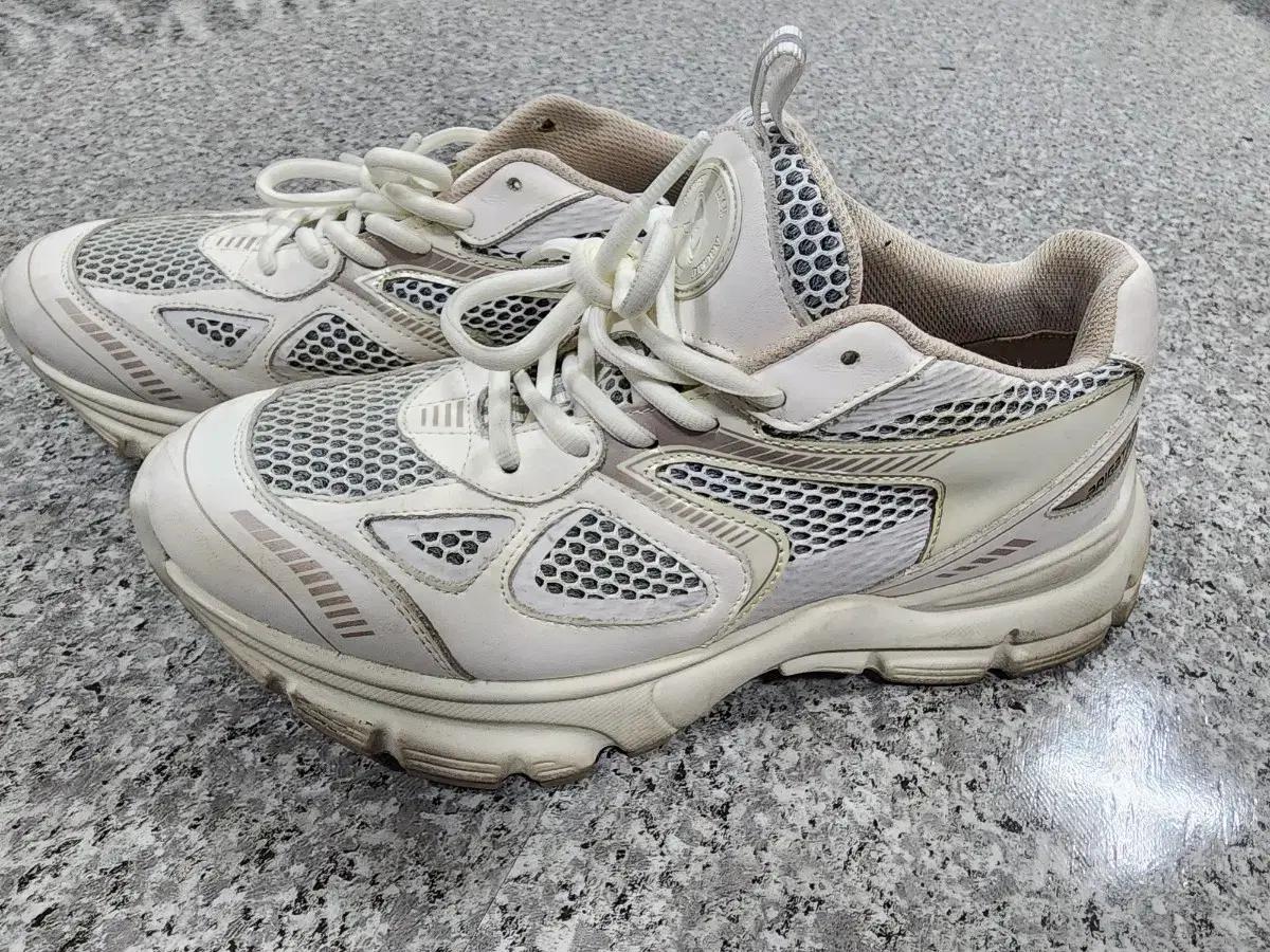 악셀 아리가토 러너 스니커즈 운동화