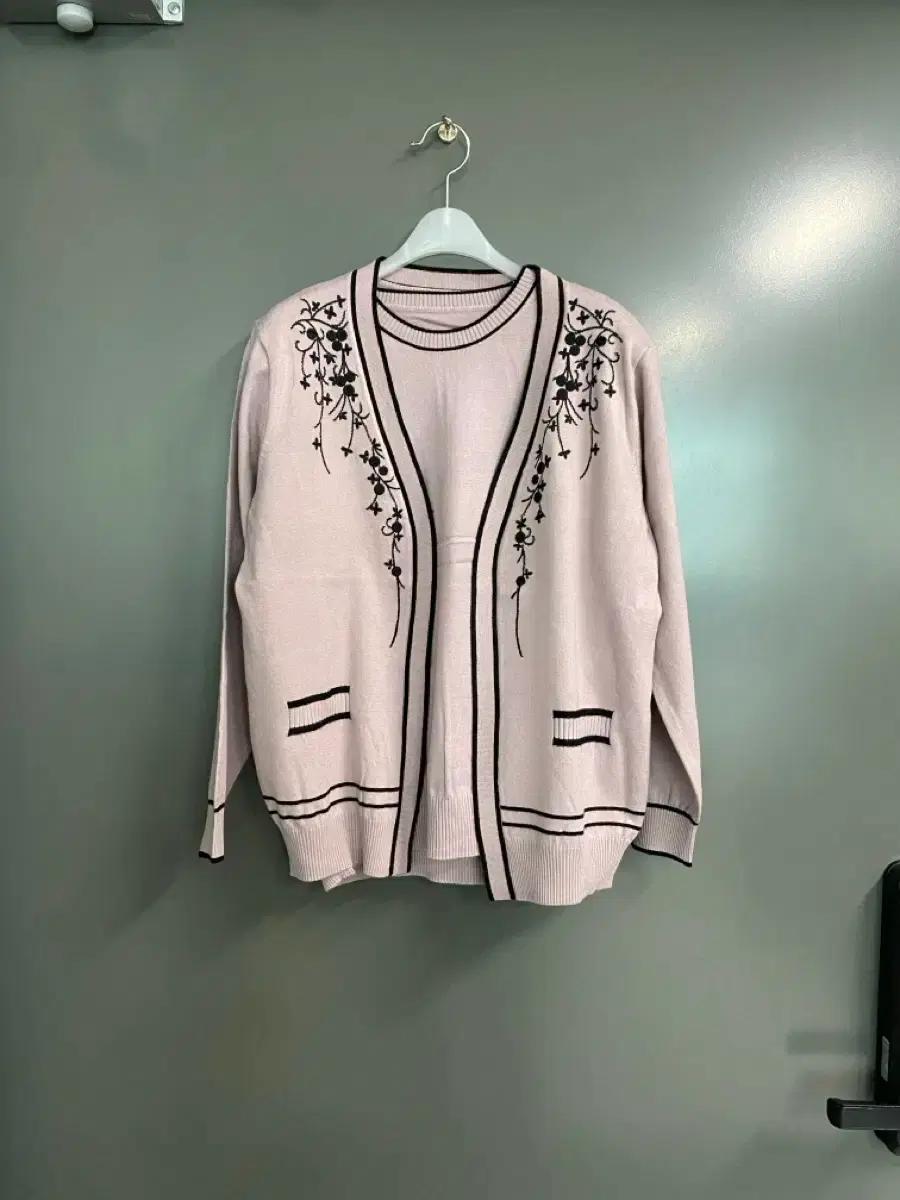 [택없는 새상품 ] 여성 니트 가디건 세트  꽃자수 할머니옷 투피스