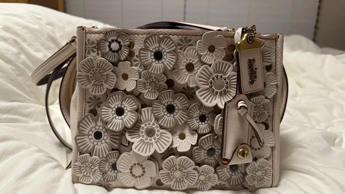 코치 아플리케 백 판매해요 고가라인입니다...