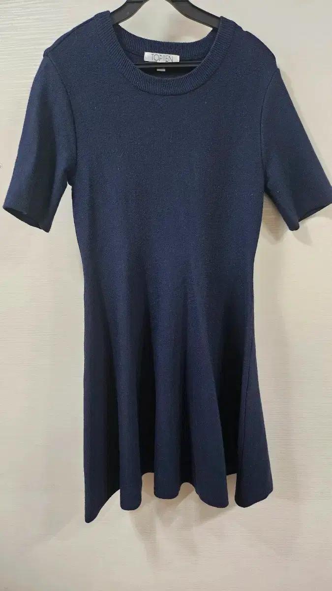 탑텐 반팔 니트 플레어 원피스 네이비