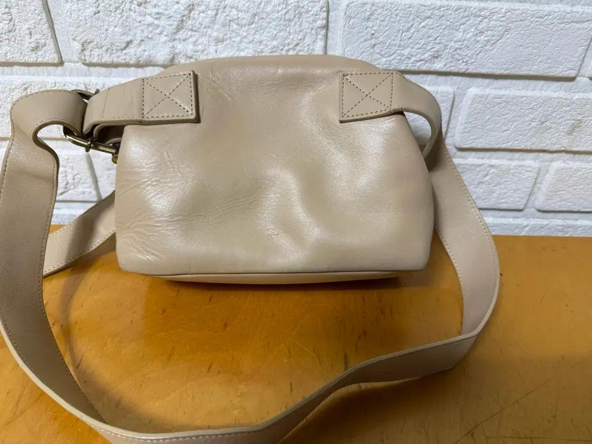 오소이 베이지 숄더백