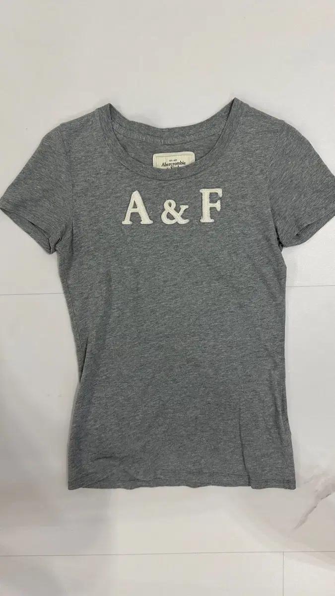 Abercrombie & Fitch와 반팔 티셔츠