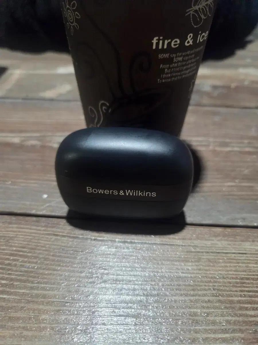 Bowers&Wilkins 블랙 무선 이어폰 케이스