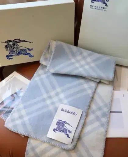 부드럽고 따뜻한 울 니트 머플러